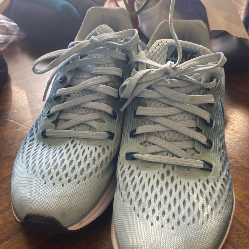 Nike zoom running Atle  shoes size 8.5
Nike Huarache boys size 7Y